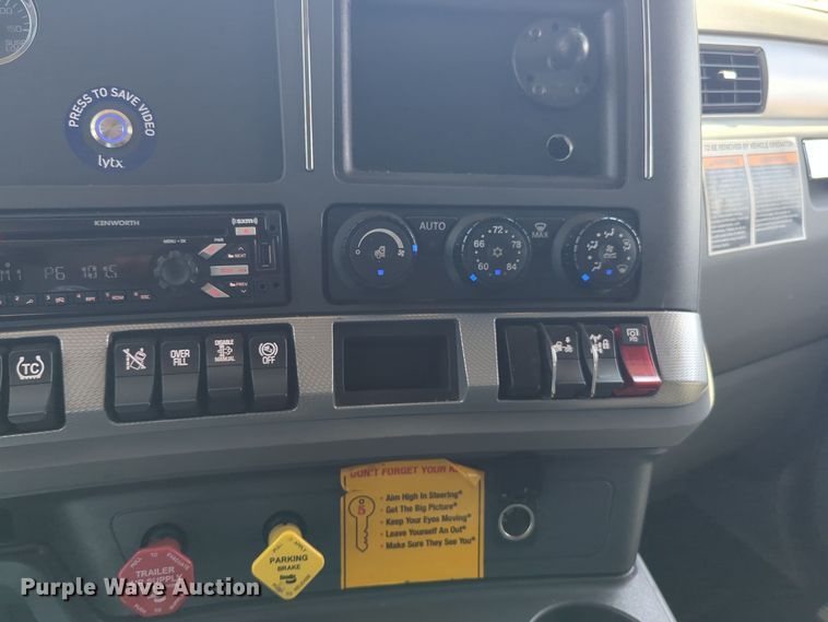 image for item EQ2174 2021 Kenworth  T680 semi truck