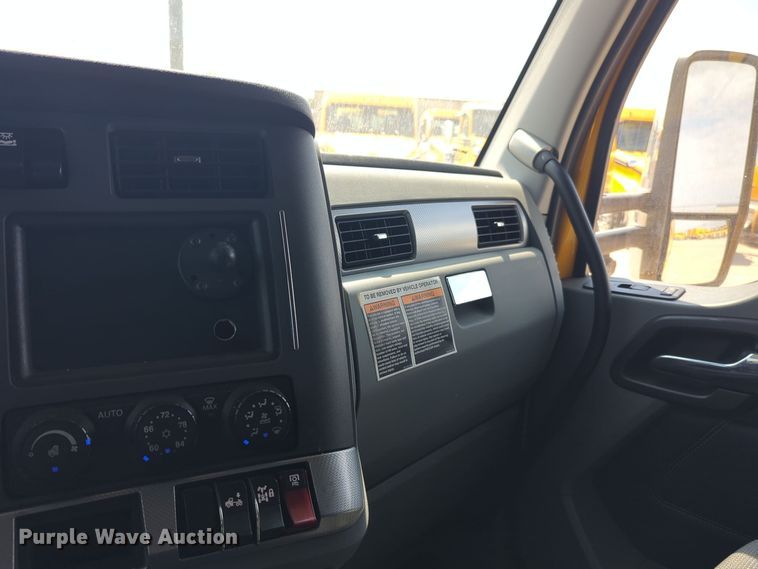 image for item EQ2174 2021 Kenworth  T680 semi truck