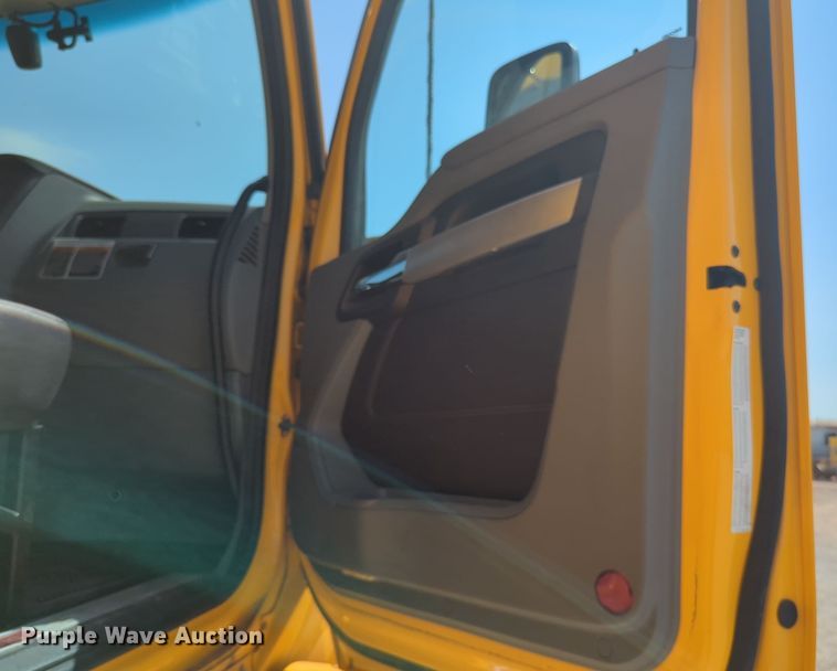 image for item EQ2174 2021 Kenworth  T680 semi truck