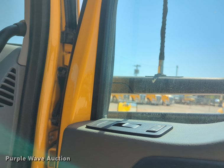 image for item EQ2174 2021 Kenworth  T680 semi truck