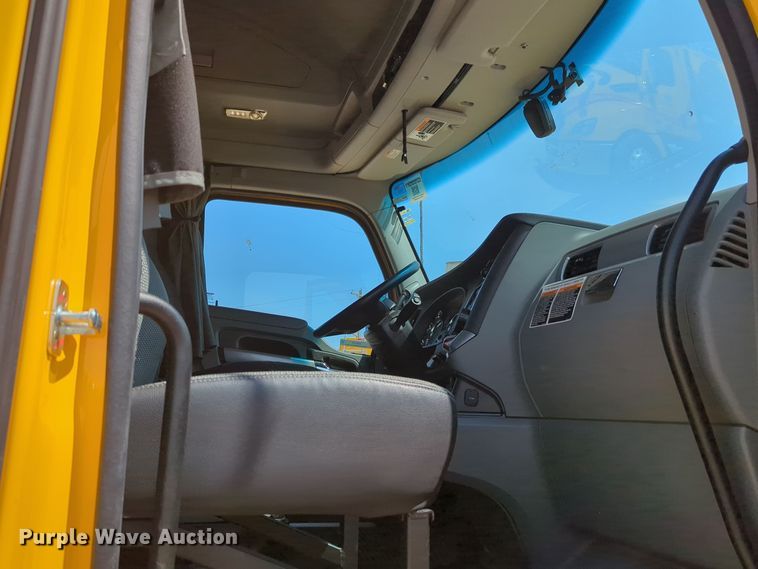 image for item EQ2174 2021 Kenworth  T680 semi truck