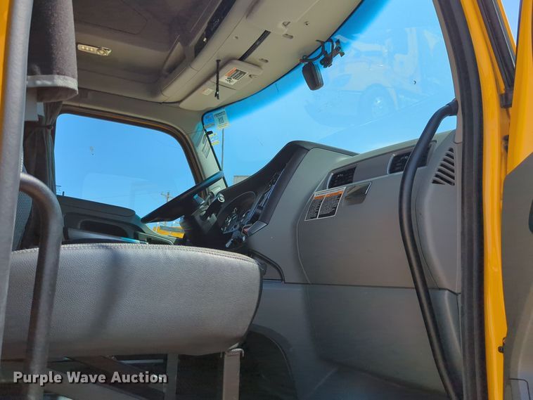 image for item EQ2174 2021 Kenworth  T680 semi truck