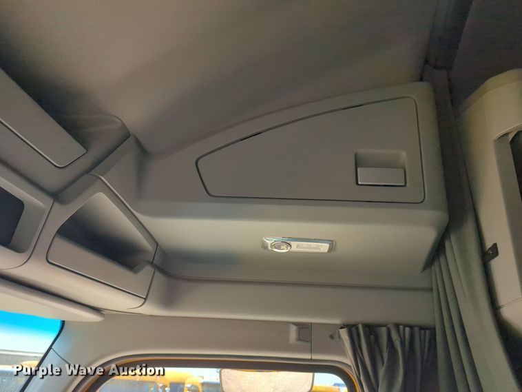 image for item EQ2174 2021 Kenworth  T680 semi truck