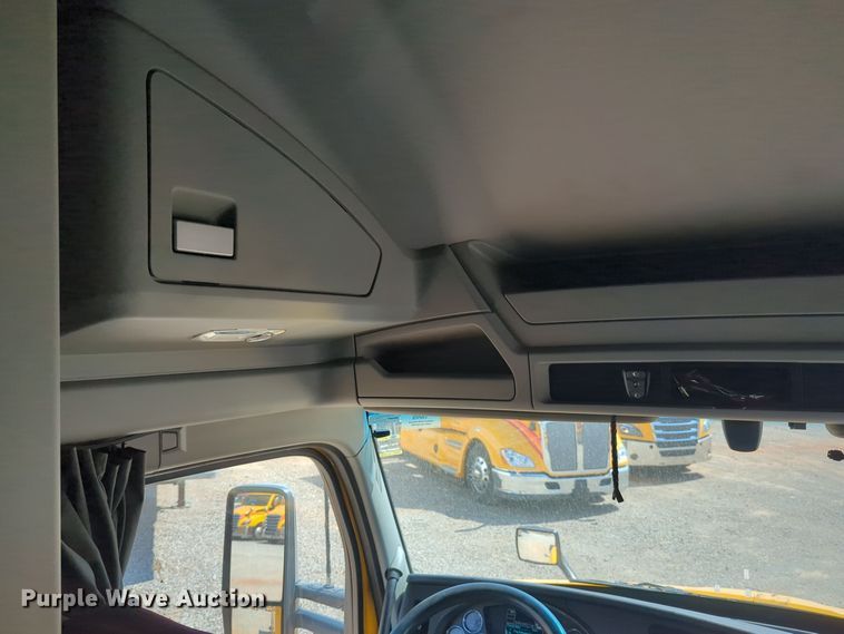 image for item EQ2174 2021 Kenworth  T680 semi truck