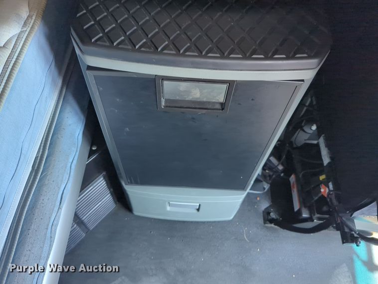 image for item EQ2174 2021 Kenworth  T680 semi truck