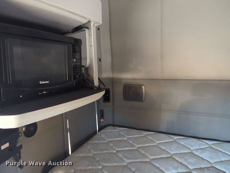 image for item EQ2174 2021 Kenworth  T680 semi truck