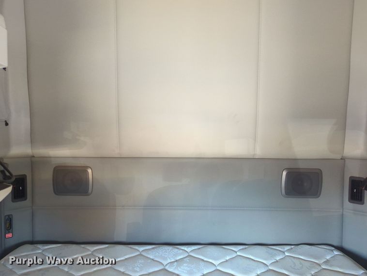 image for item EQ2174 2021 Kenworth  T680 semi truck