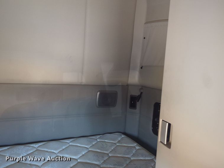 image for item EQ2174 2021 Kenworth  T680 semi truck