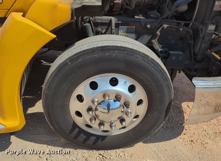 image for item EQ2174 2021 Kenworth  T680 semi truck