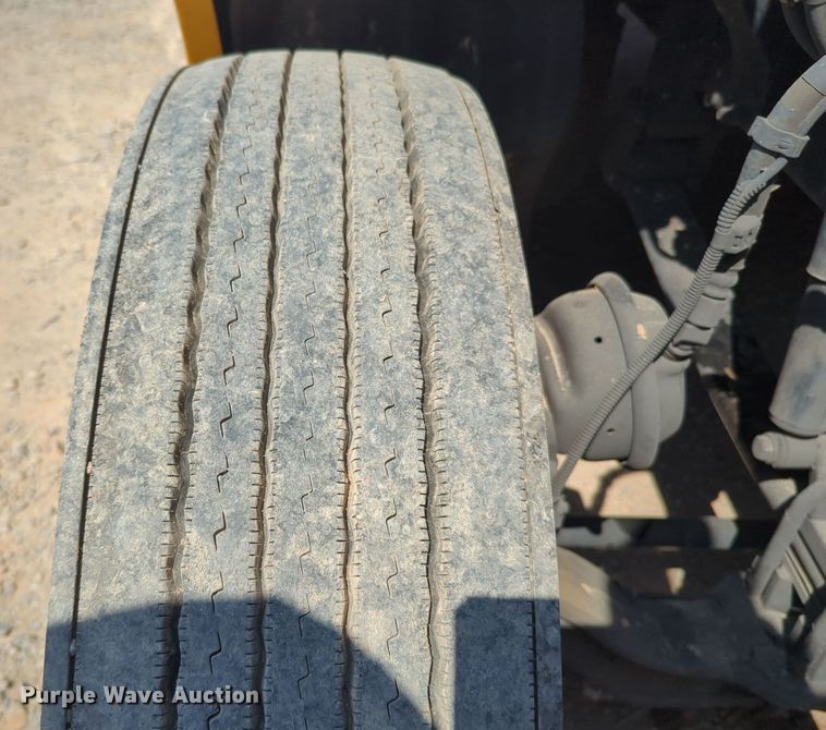 image for item EQ2174 2021 Kenworth  T680 semi truck