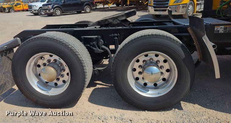 image for item EQ2174 2021 Kenworth  T680 semi truck