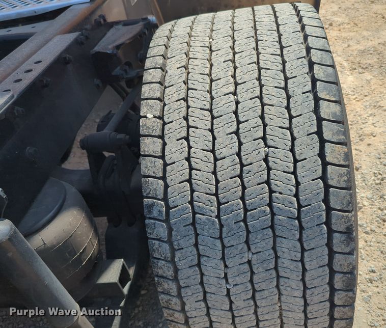 image for item EQ2174 2021 Kenworth  T680 semi truck