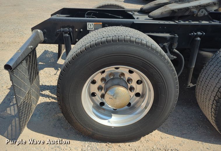 image for item EQ2174 2021 Kenworth  T680 semi truck