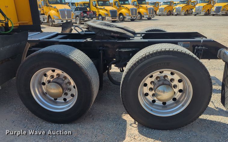 image for item EQ2174 2021 Kenworth  T680 semi truck