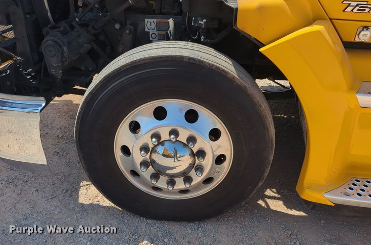 image for item EQ2174 2021 Kenworth  T680 semi truck