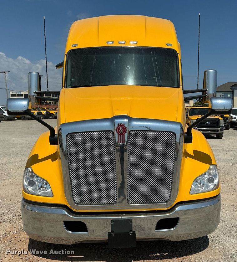 image for item EQ2175 2022 Kenworth  T680 semi truck