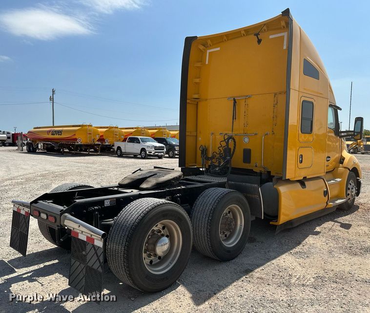 image for item EQ2175 2022 Kenworth  T680 semi truck