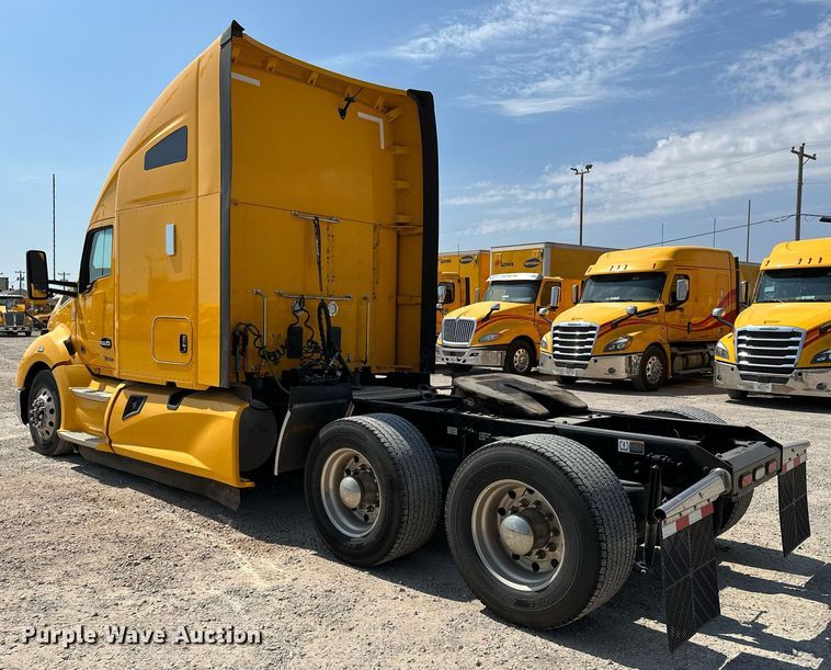 image for item EQ2175 2022 Kenworth  T680 semi truck