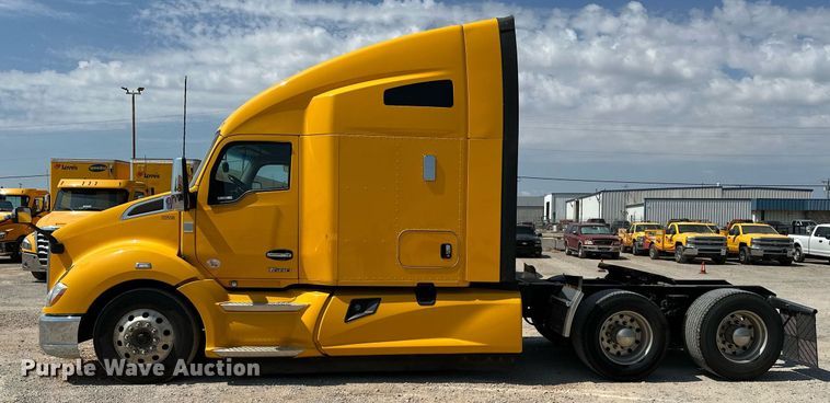 image for item EQ2175 2022 Kenworth  T680 semi truck