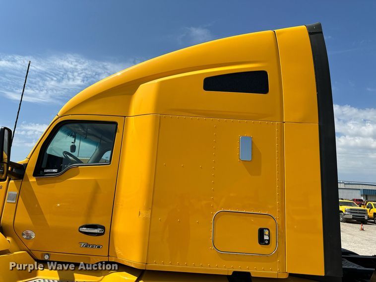 image for item EQ2175 2022 Kenworth  T680 semi truck