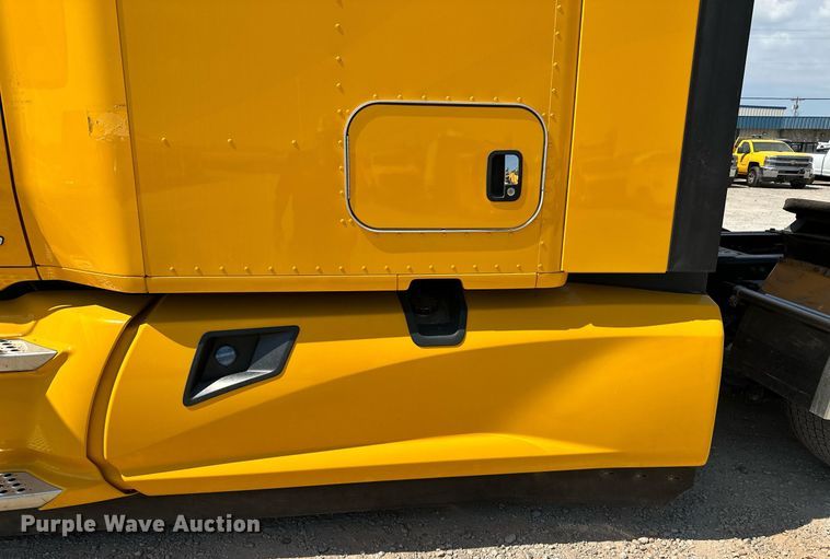 image for item EQ2175 2022 Kenworth  T680 semi truck