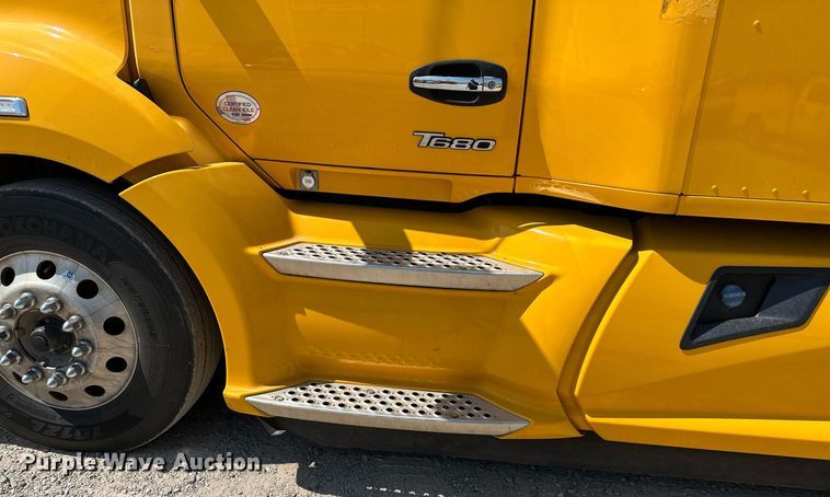 image for item EQ2175 2022 Kenworth  T680 semi truck