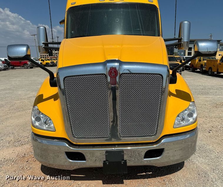 image for item EQ2175 2022 Kenworth  T680 semi truck