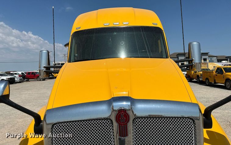 image for item EQ2175 2022 Kenworth  T680 semi truck