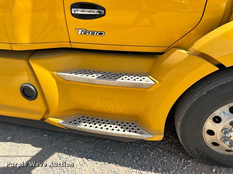 image for item EQ2175 2022 Kenworth  T680 semi truck