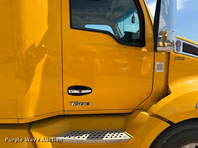 image for item EQ2175 2022 Kenworth  T680 semi truck