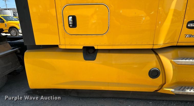 image for item EQ2175 2022 Kenworth  T680 semi truck