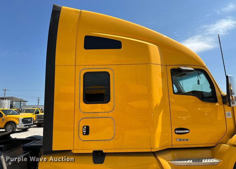image for item EQ2175 2022 Kenworth  T680 semi truck