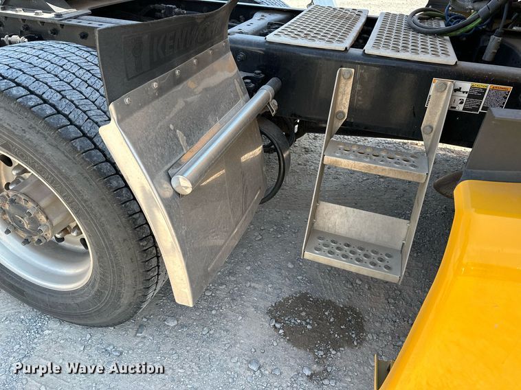 image for item EQ2175 2022 Kenworth  T680 semi truck