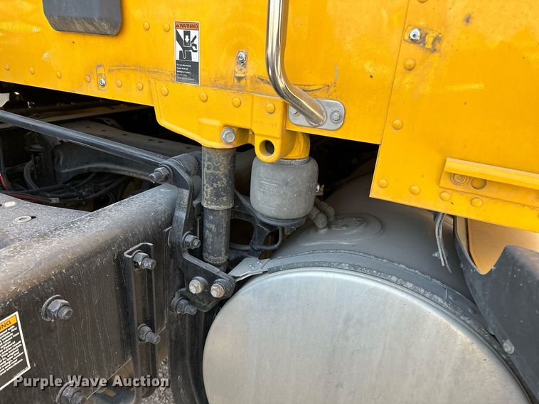 image for item EQ2175 2022 Kenworth  T680 semi truck