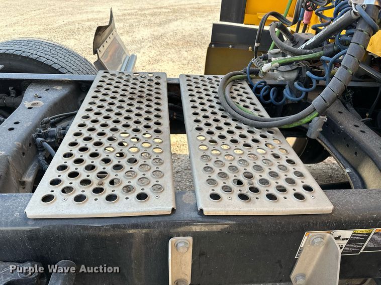 image for item EQ2175 2022 Kenworth  T680 semi truck