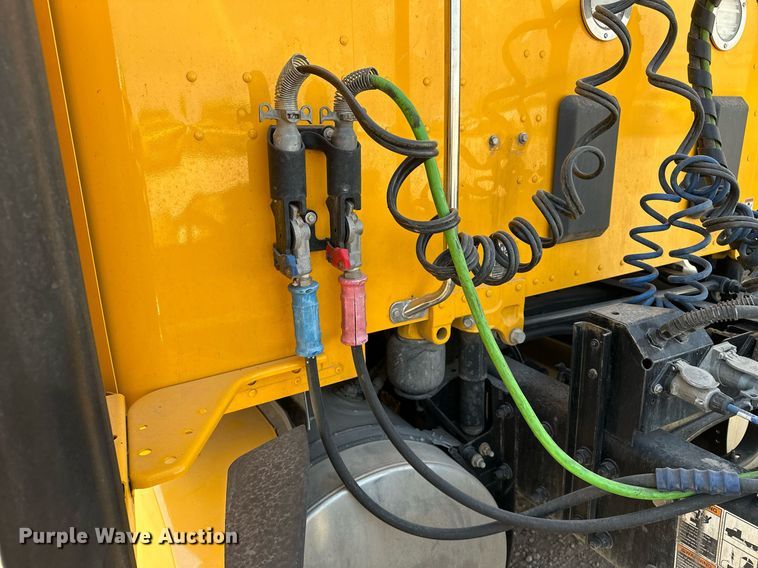 image for item EQ2175 2022 Kenworth  T680 semi truck