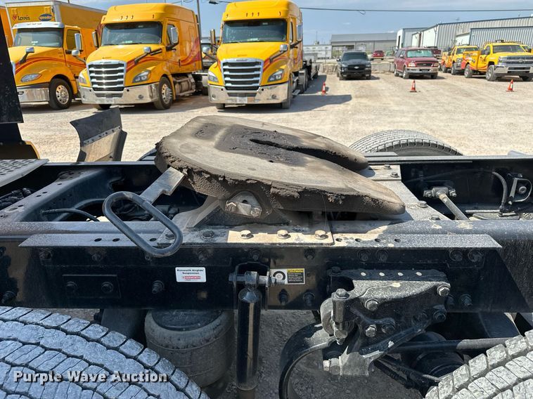 image for item EQ2175 2022 Kenworth  T680 semi truck