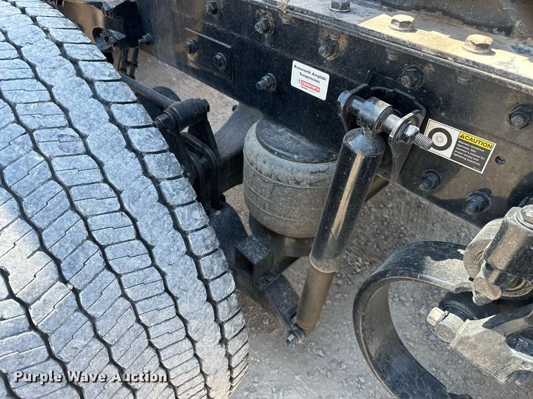 image for item EQ2175 2022 Kenworth  T680 semi truck