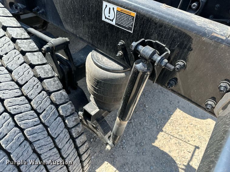 image for item EQ2175 2022 Kenworth  T680 semi truck