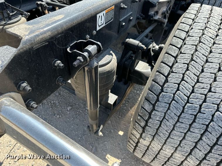 image for item EQ2175 2022 Kenworth  T680 semi truck