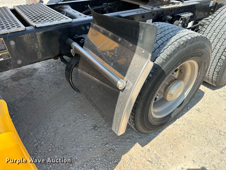 image for item EQ2175 2022 Kenworth  T680 semi truck