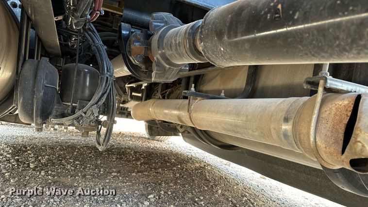 image for item EQ2175 2022 Kenworth  T680 semi truck