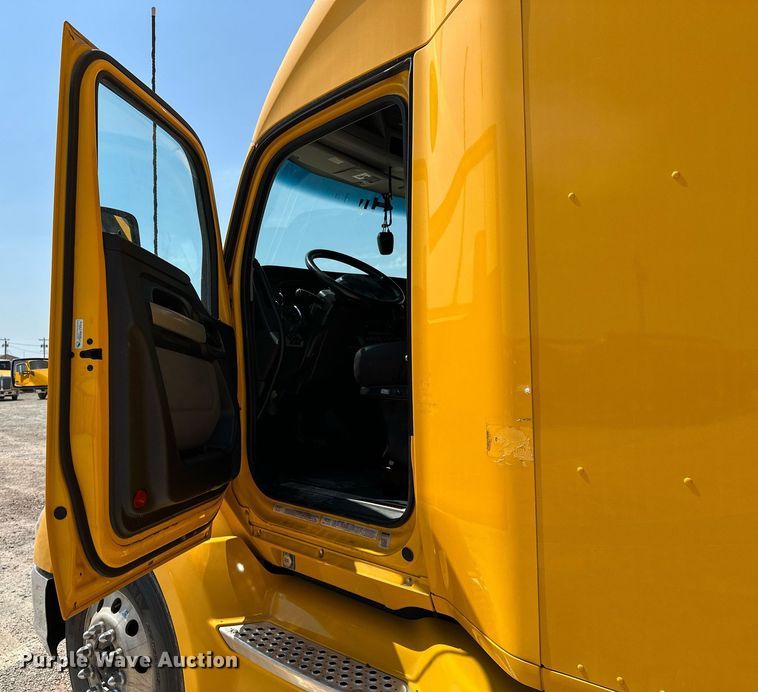 image for item EQ2175 2022 Kenworth  T680 semi truck
