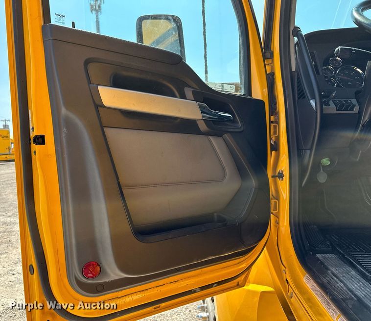 image for item EQ2175 2022 Kenworth  T680 semi truck