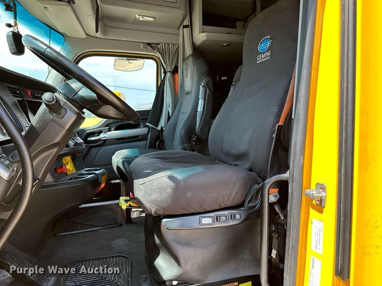 image for item EQ2175 2022 Kenworth  T680 semi truck