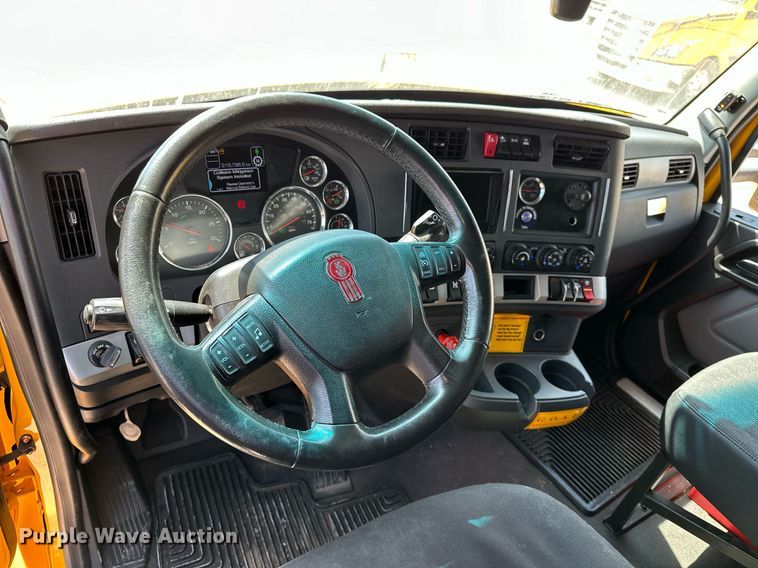 image for item EQ2175 2022 Kenworth  T680 semi truck
