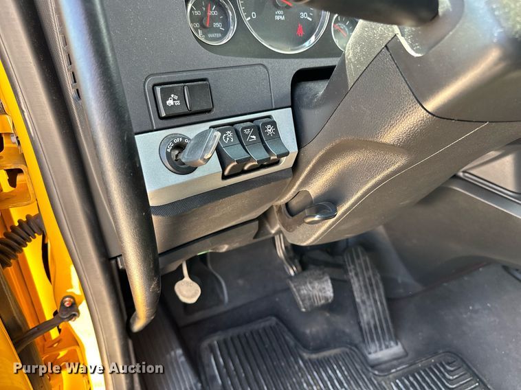 image for item EQ2175 2022 Kenworth  T680 semi truck