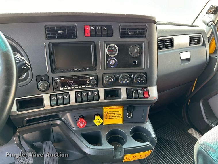 image for item EQ2175 2022 Kenworth  T680 semi truck