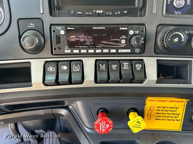 image for item EQ2175 2022 Kenworth  T680 semi truck