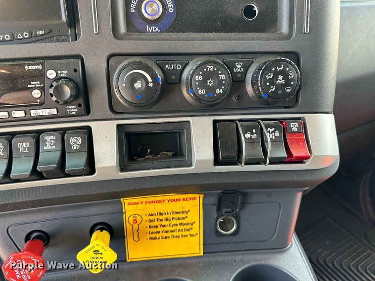 image for item EQ2175 2022 Kenworth  T680 semi truck